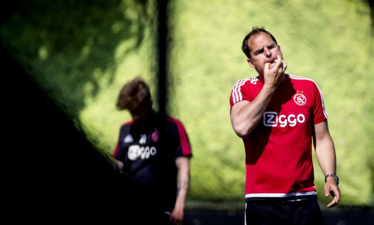 أياكس يعلن الانفصال عن مدربه دي بور.. وتقارير تربطه بإيفرتون الإنجليزي