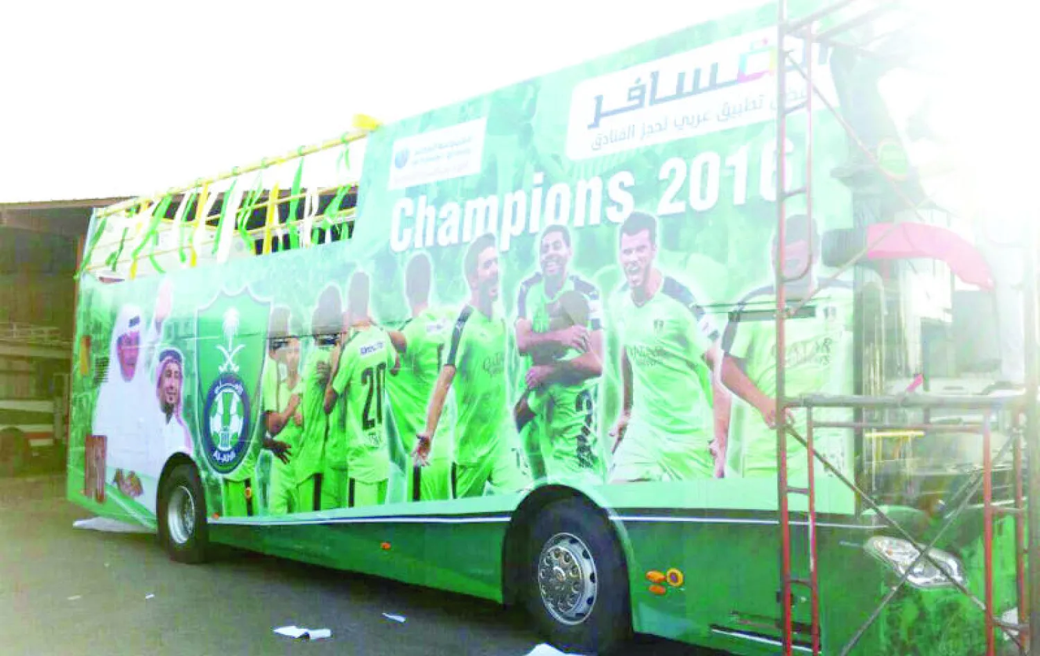 الحافلة الأهلاوية أثناء تجهيزها لحفل التتويج («الشرق الأوسط»)