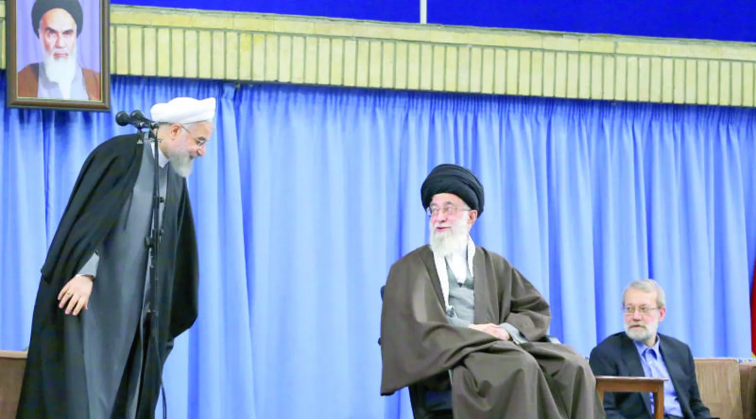 الرئيس الإيراني حسن روحاني يلقي خطابًا أمام كبار المسؤولين في إيران بحضور المرشد الأعلى علي خامنئي قبل أسبوعين (موقع خامنئي الرسمي)