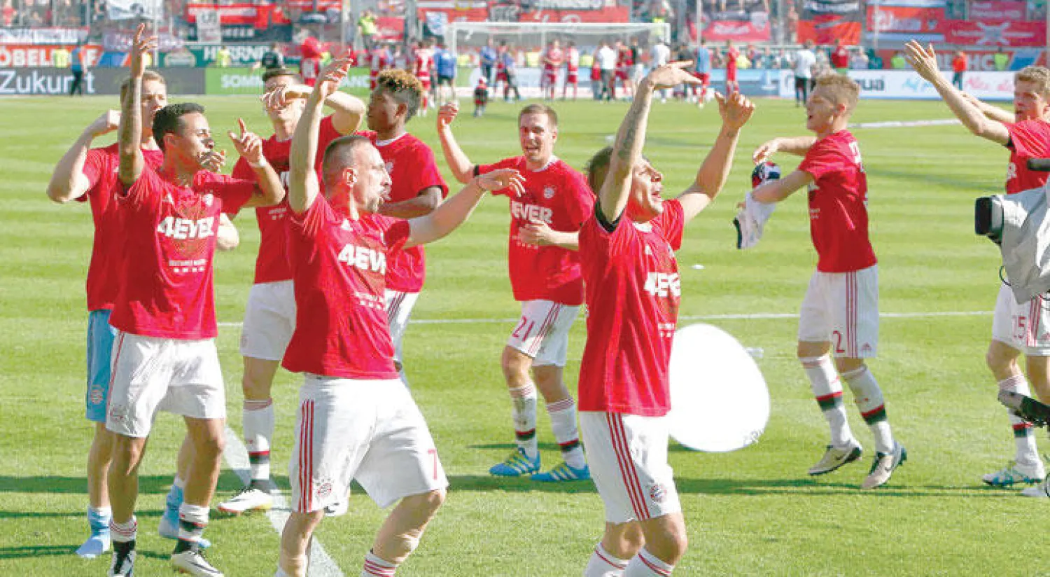 بايرن ميونيخ يتسلم رسميا درع الكأس الألماني اليوم (رويترز)