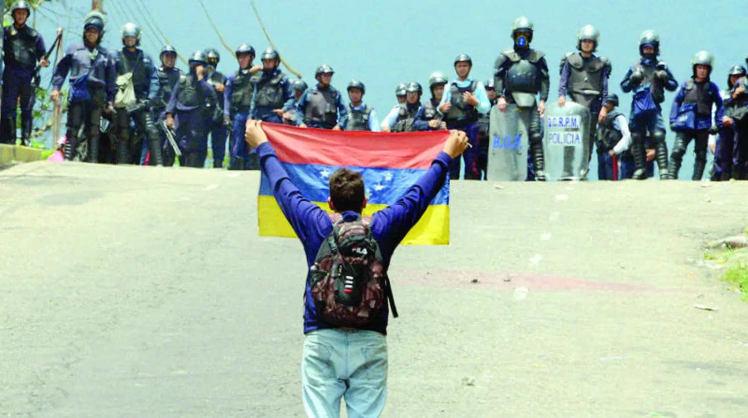 جانب من الاحتجاجات التي نظمتها المعارضة الفنزويلية في مدينة سان كريستوبال للمطالبة بتنحية الرئيس مادورو (أ.ف.ب)