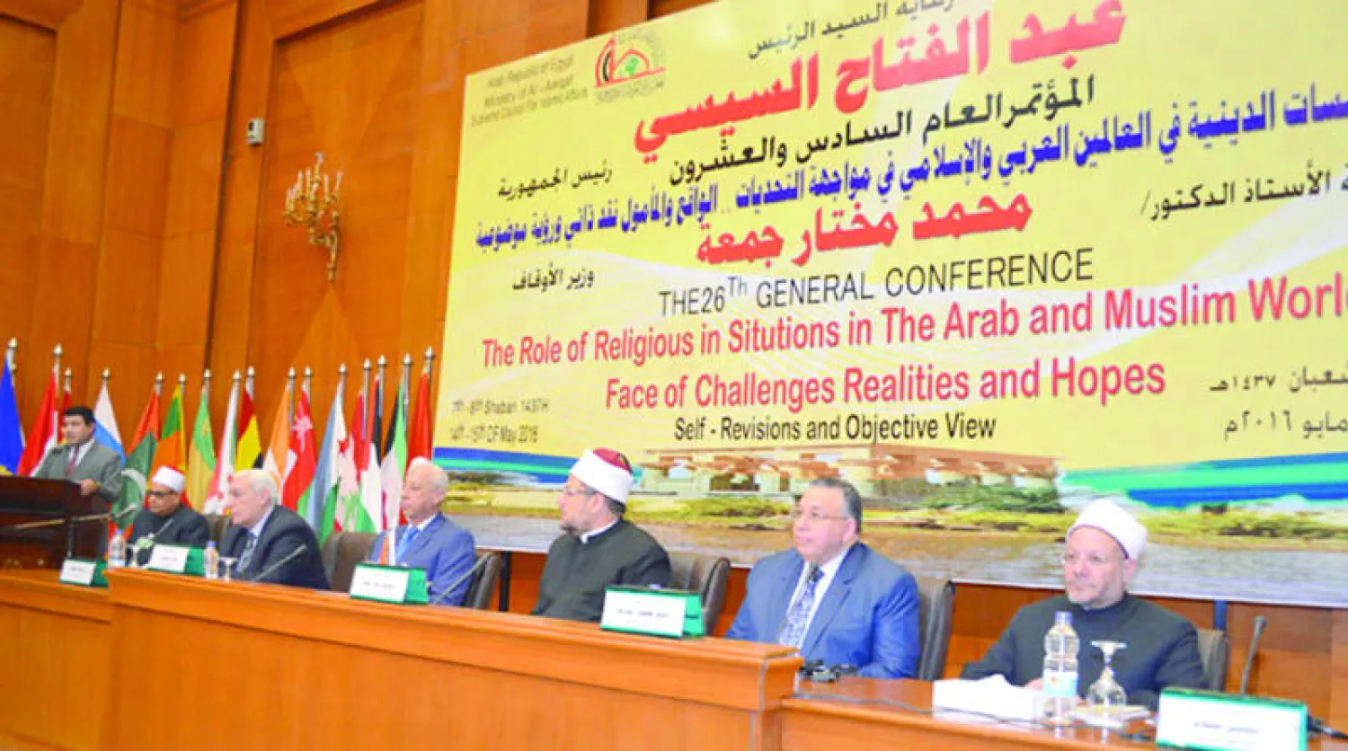 من مؤتمر المجلس الأعلى للشؤون الإسلامية الذي عُقد بأسوان أمس تحت عنوان «دور المؤسسات الدينية في العالمين العربي والإسلامي في مواجهة التحديات» («الشرق الأوسط»)
