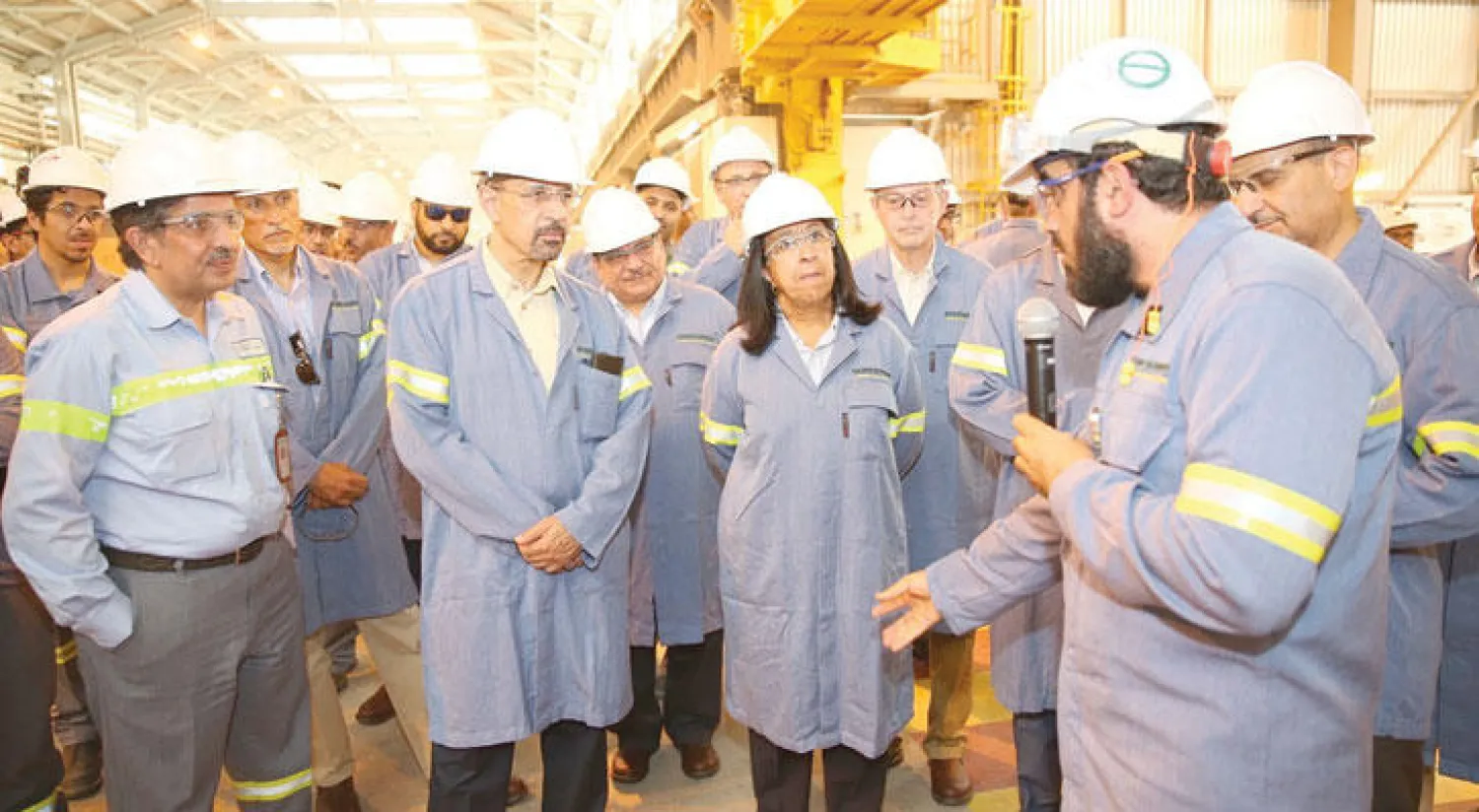 وزير الطاقة والصناعة والثروة المعدنية خلال جولته في مدينة رأس الخير وزيارته المنظومة الصناعية لشركة معادن («الشرق الأوسط»)