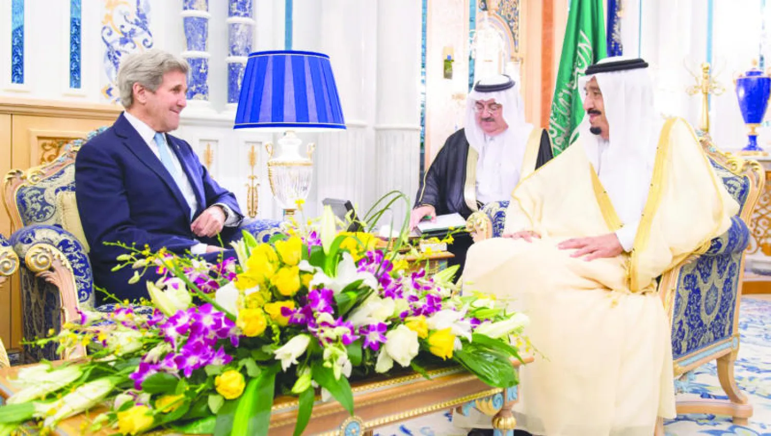 خادم الحرمين الشريفين لدى لقائه وزير الخارجية الأميركي جون كيري (واس)