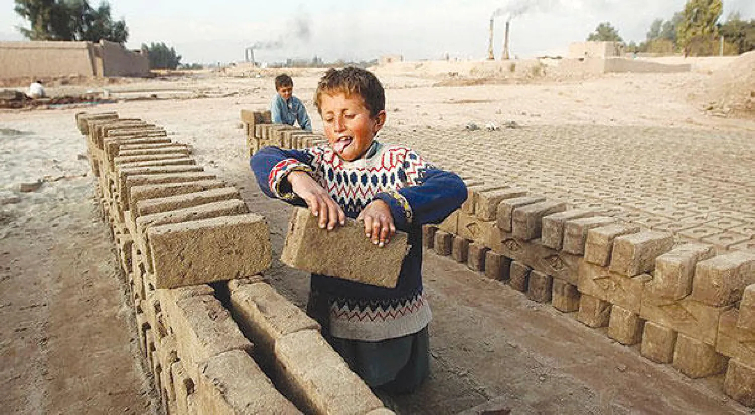 أطفال في باكستان  يصنعون الطوب