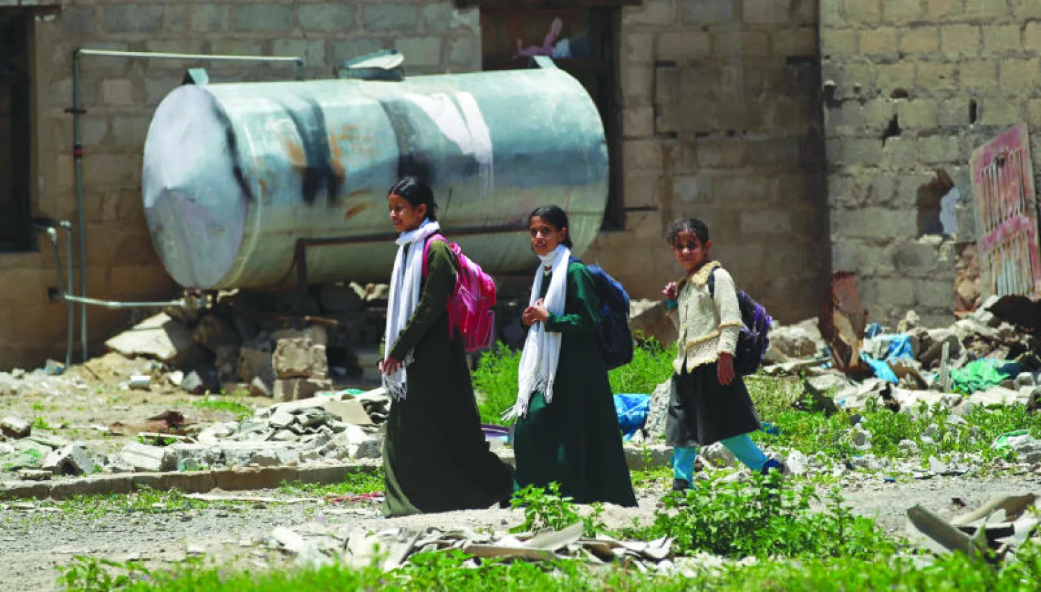 تلميذات يمنيات يتجهن الى مدرستهن في صنعاء أمس (أ.ف.ب)