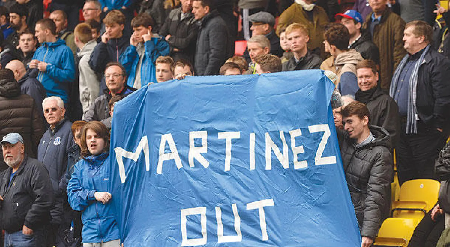 جماهير إيفرتون دأبت على رفع لافتات تطالب باقإلة مارتينيز خلال المراحل الأخيرة (رويترز)