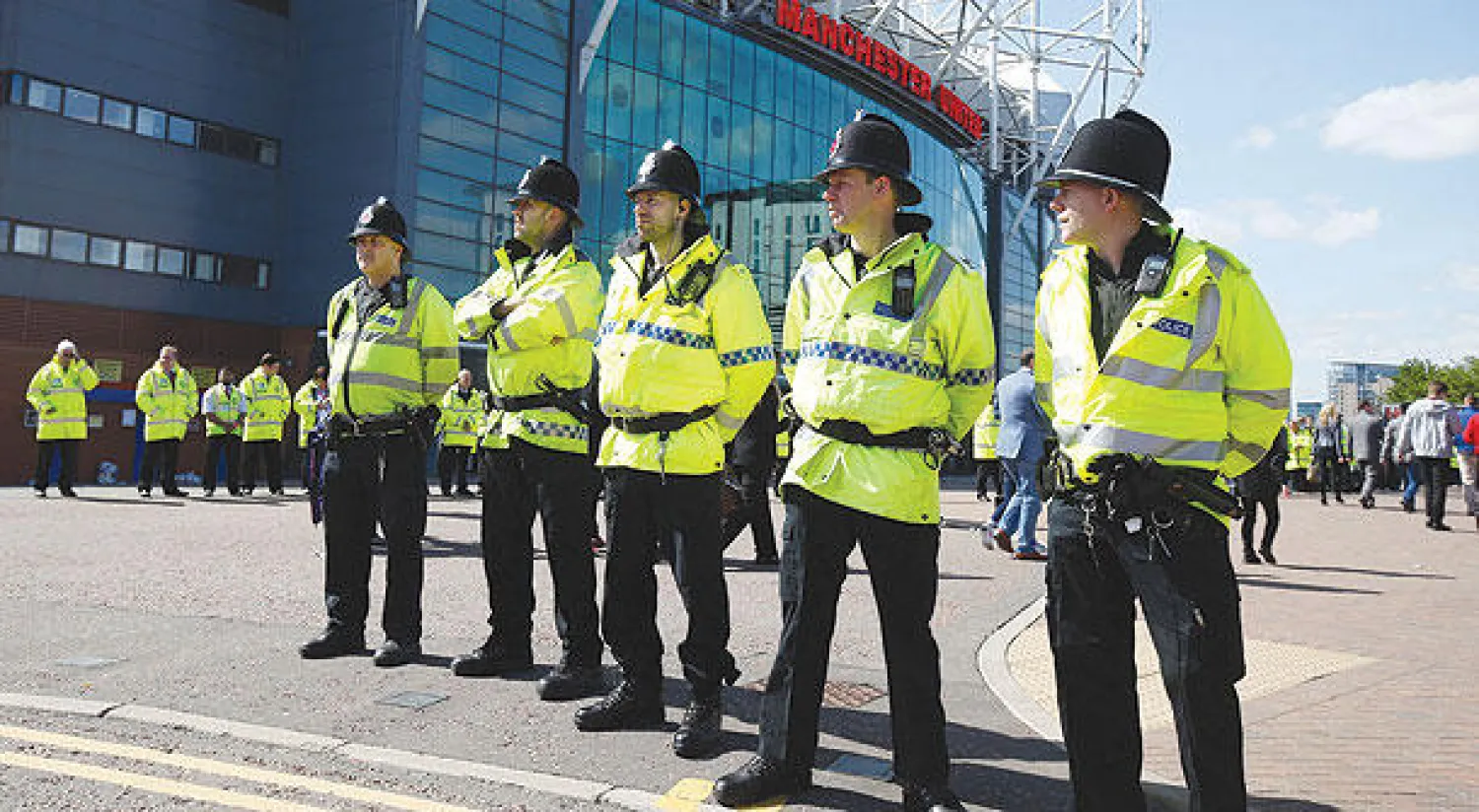 ملعب أولد ترافورد محاط برجال الأمن بعد الاشتباه بوجود عبوة متفجرة أدت لتأجيل لقاء يونايتد وبورنموث إلى اليوم (رويترز)