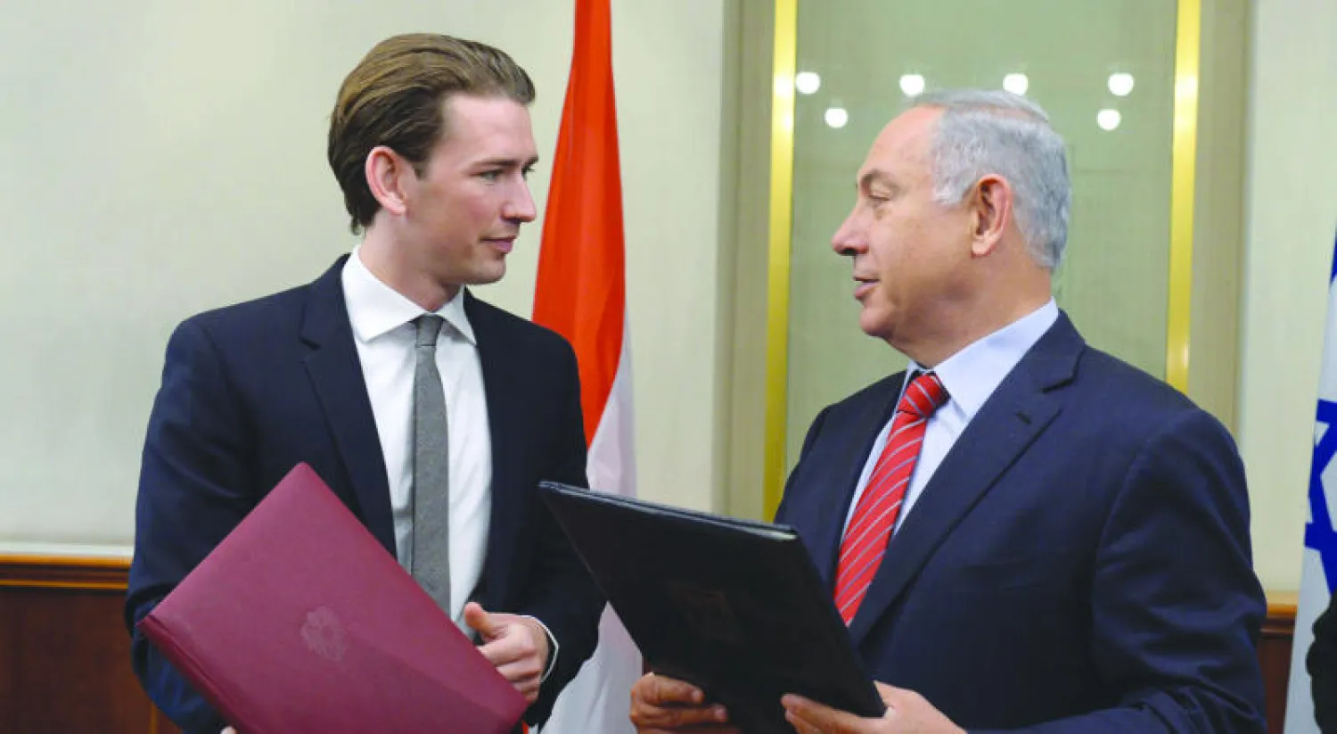 نتنياهو خلال لقائه وزير الخارجية النمساوي سيباستيان كورتس أمس (إ.ب.أ)