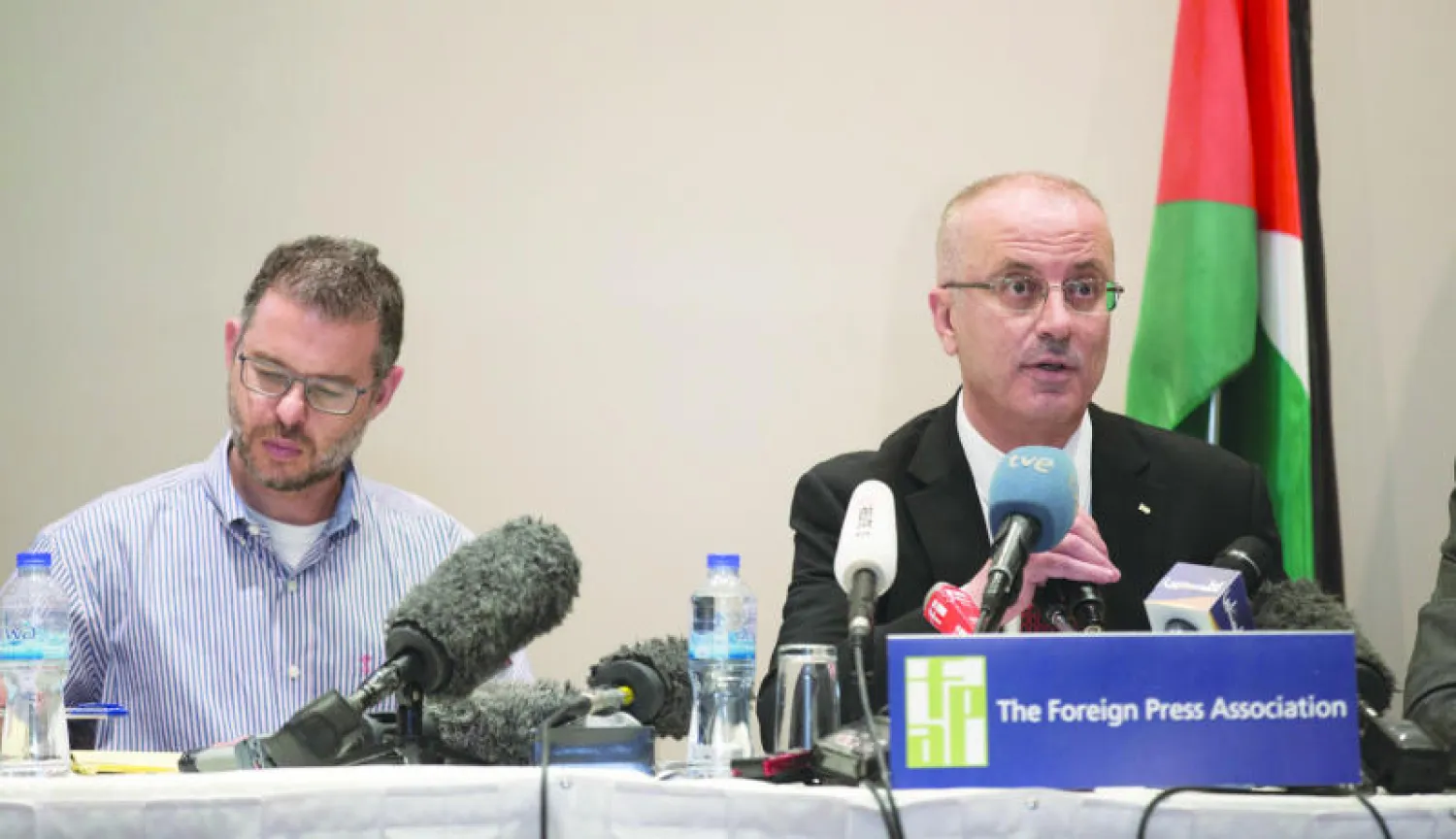 رئيس الحكومة الفلسطينية رامي الحمد الله في مؤتمر صحافي برام الله أمس (إ.ب.أ)