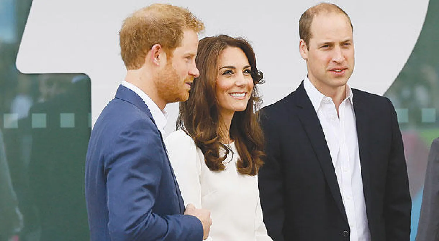 الأمير ويليام وزوجته كيت وشقيقه الأمير هاري (أ.ب)