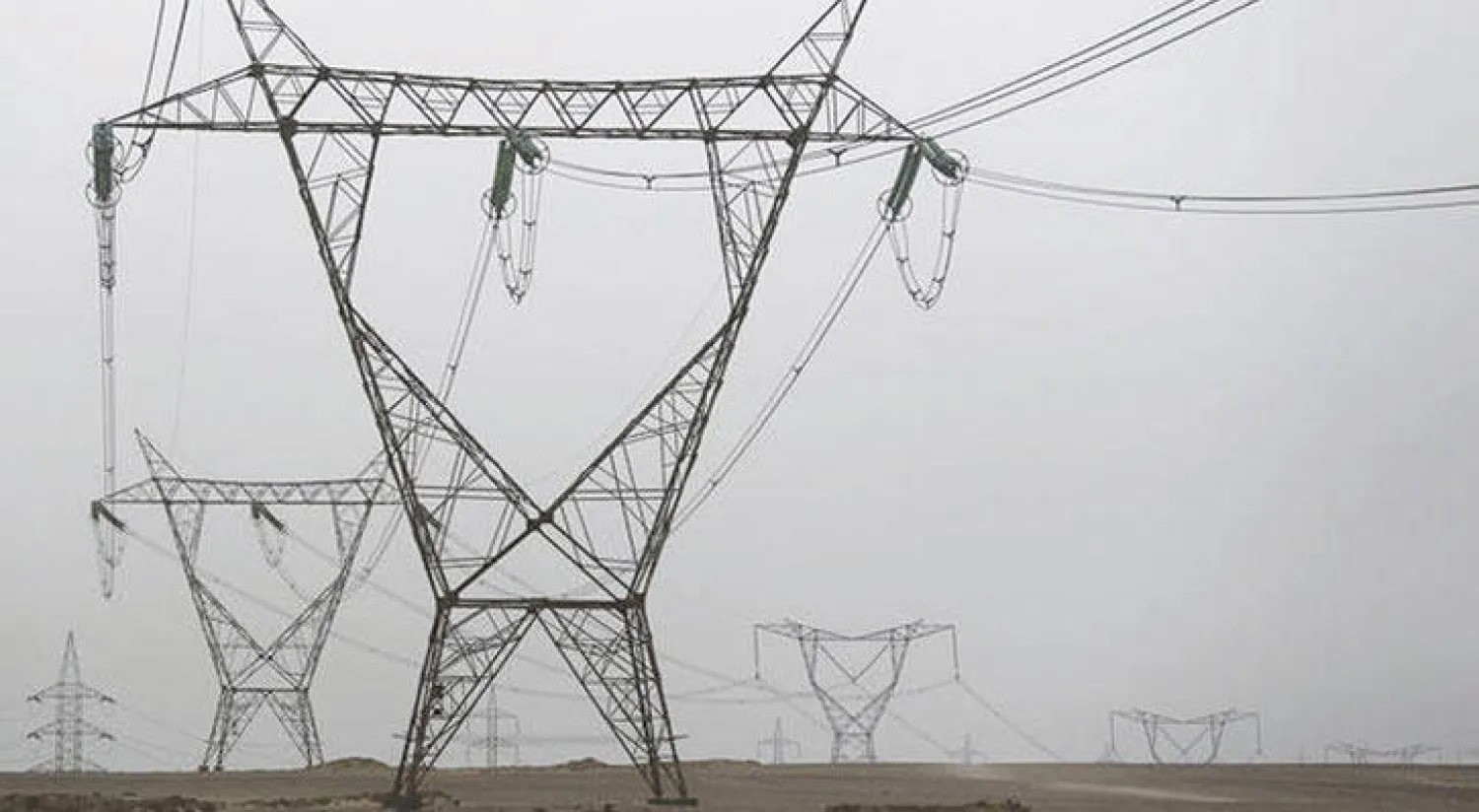 الأردن يعزز من تنوع مصادر الكهرباء عبر مصادر الطاقة المتجددة والصخر الزيتي والطاقة النووية (رويترز)