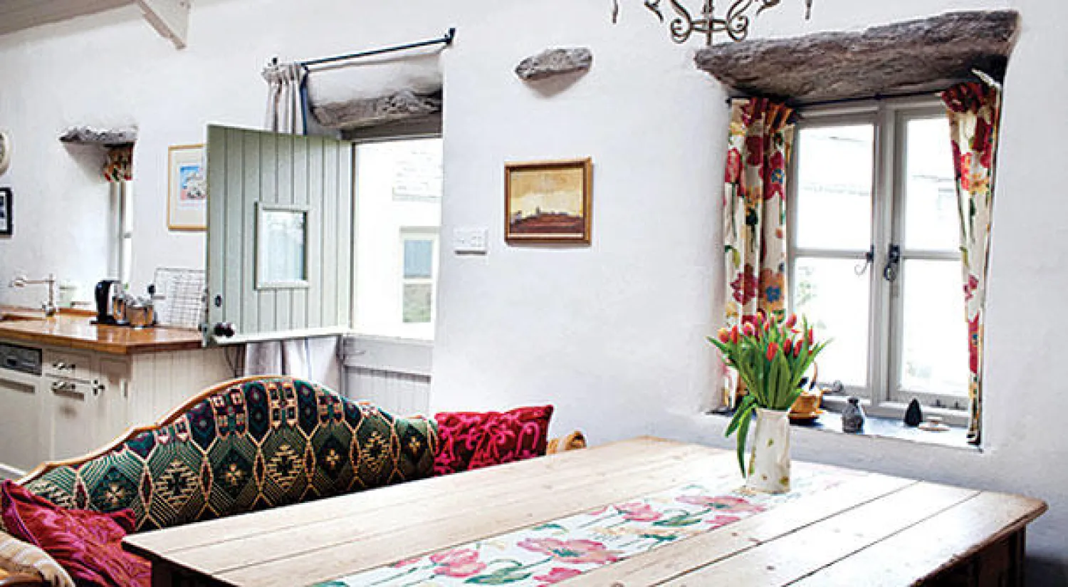 منزل ريفي جرى تجديده مؤخرًا على مساحة فدانين ونصف الفدان في ويست كورك بآيرلندا