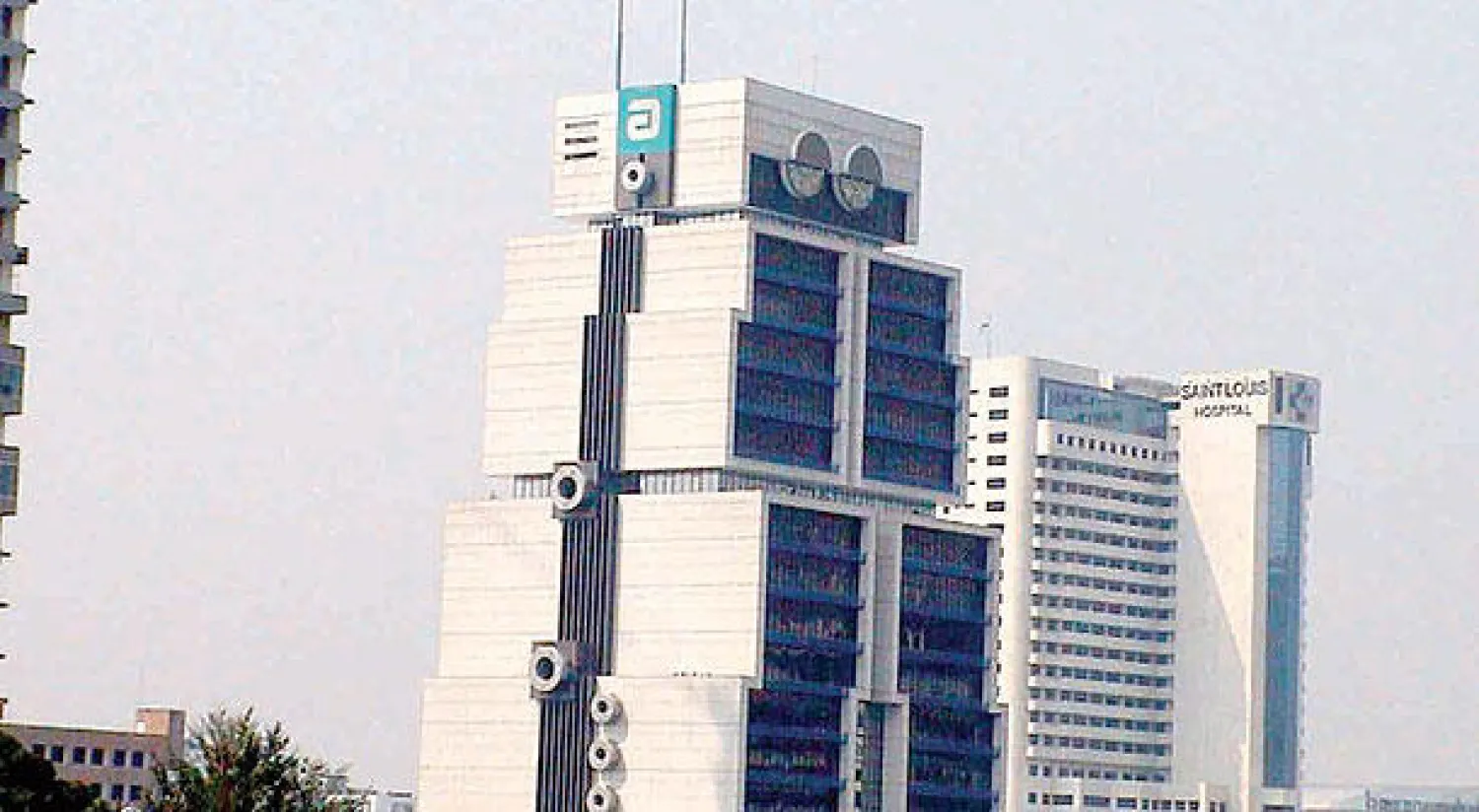 مبنى البنك المتحد عبر البحار في العاصمة التايلندية بانكوك