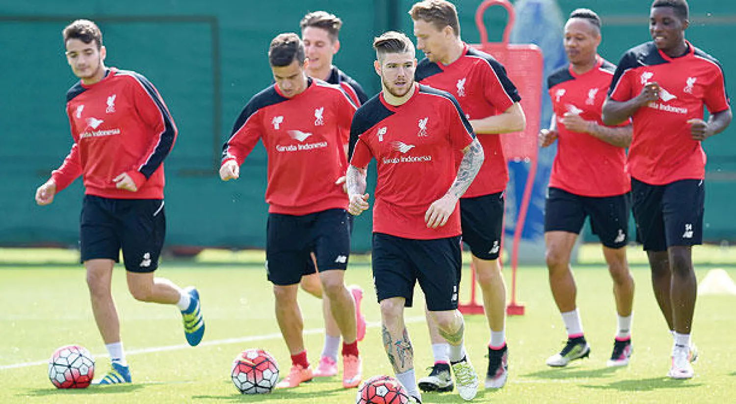 لاعبو ليفربول خلال التدريبات استعدادا لنهائي الدوري الأوروبي (أ. ف. ب)