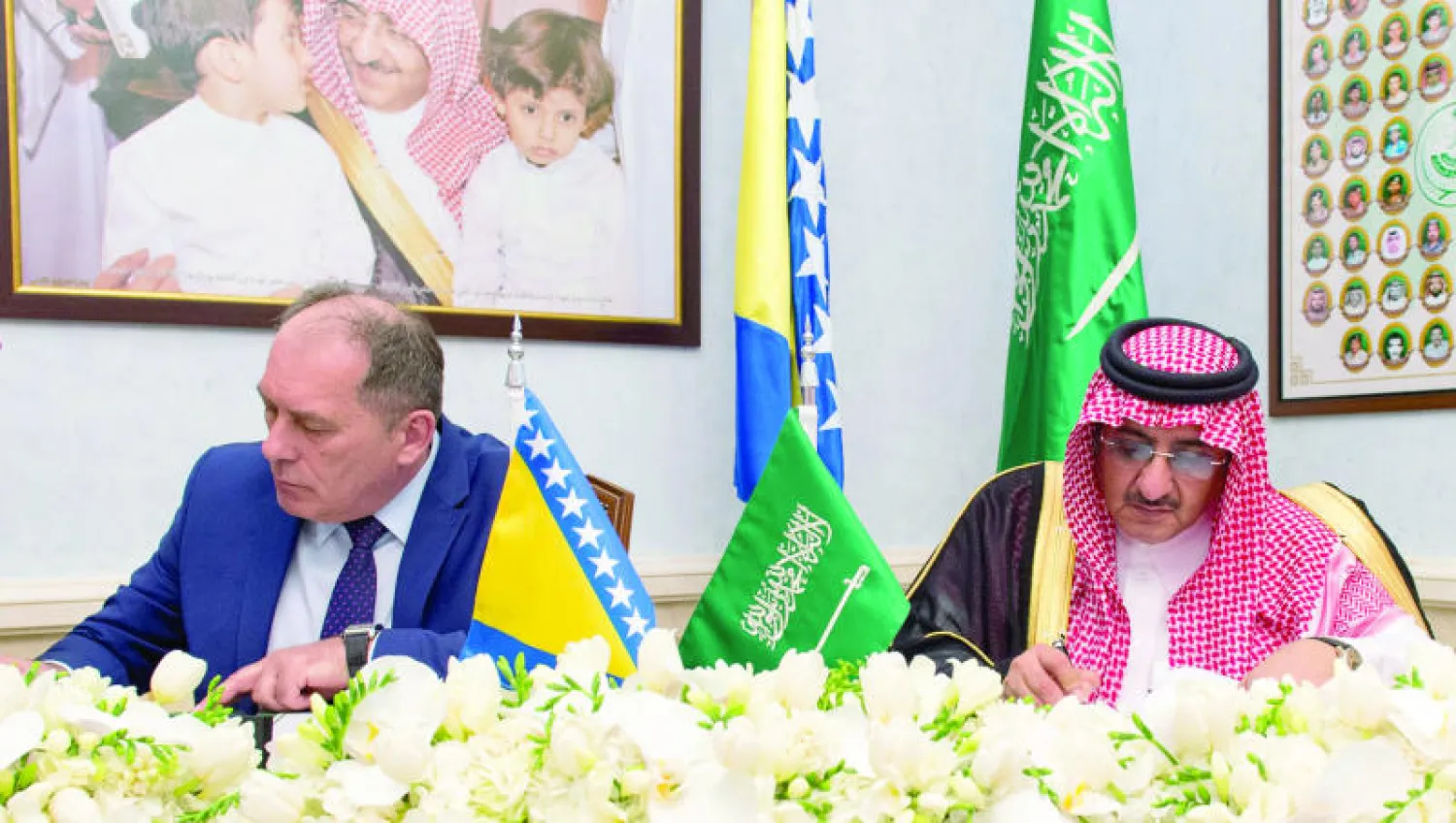 الأمير محمد بن نايف ولي العهد السعودي ووزير الأمن في البوسنة والهرسك يوقعان الاتفاقية الأمنية الشاملة في جدة مساء أول من أمس (واس)