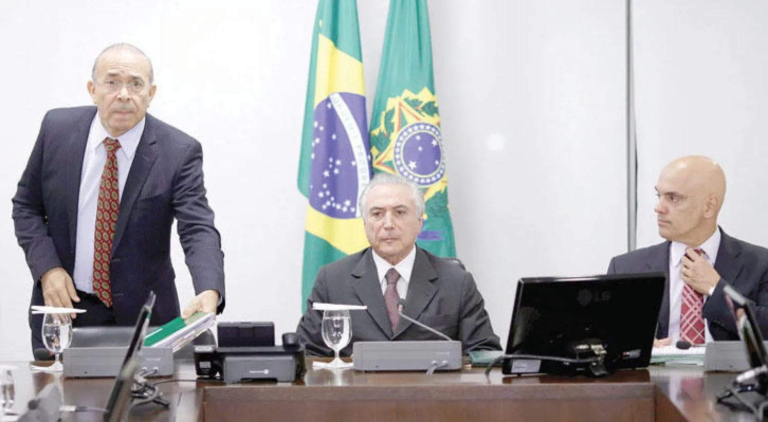 رئيس البرازيل الانتقالي ميشال تامر يترأس اجتماعًا بحضور مسؤولي الدفاع أول من أمس في برازيليا (رويترز)