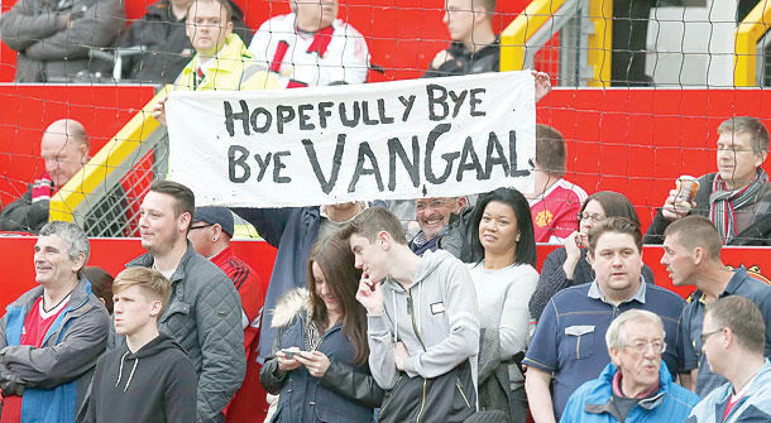 جماهير يونايتد حملت لافتات تطالب فيها برحيل فان غال (رويترز)