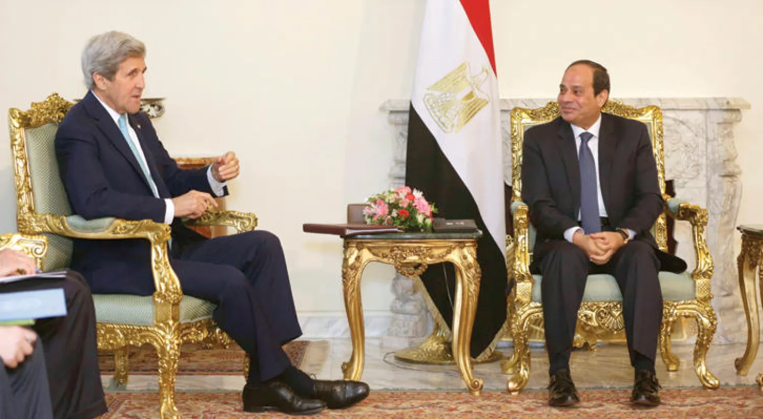 الرئيس المصري عبد الفتاح السيسي مستقبلا وزير الخارجية الأميركي جون كيري في القاهرة أمس (إ. ب. أ)