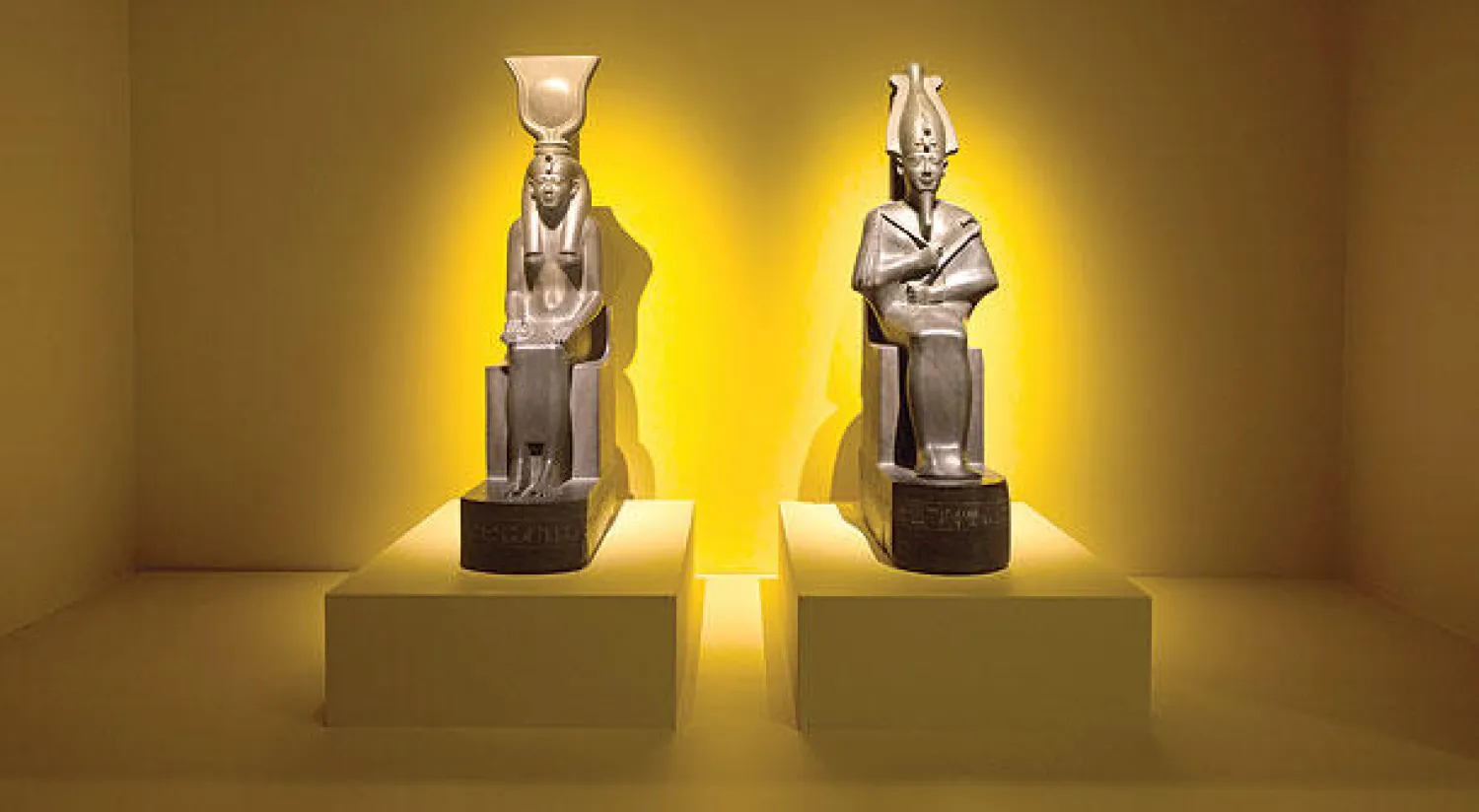 تماثيل بديعة  لإيزيس وأوزوريس في معرض «مدن غارقة» بالمتحف البريطاني (تصوير جيمس حنا)