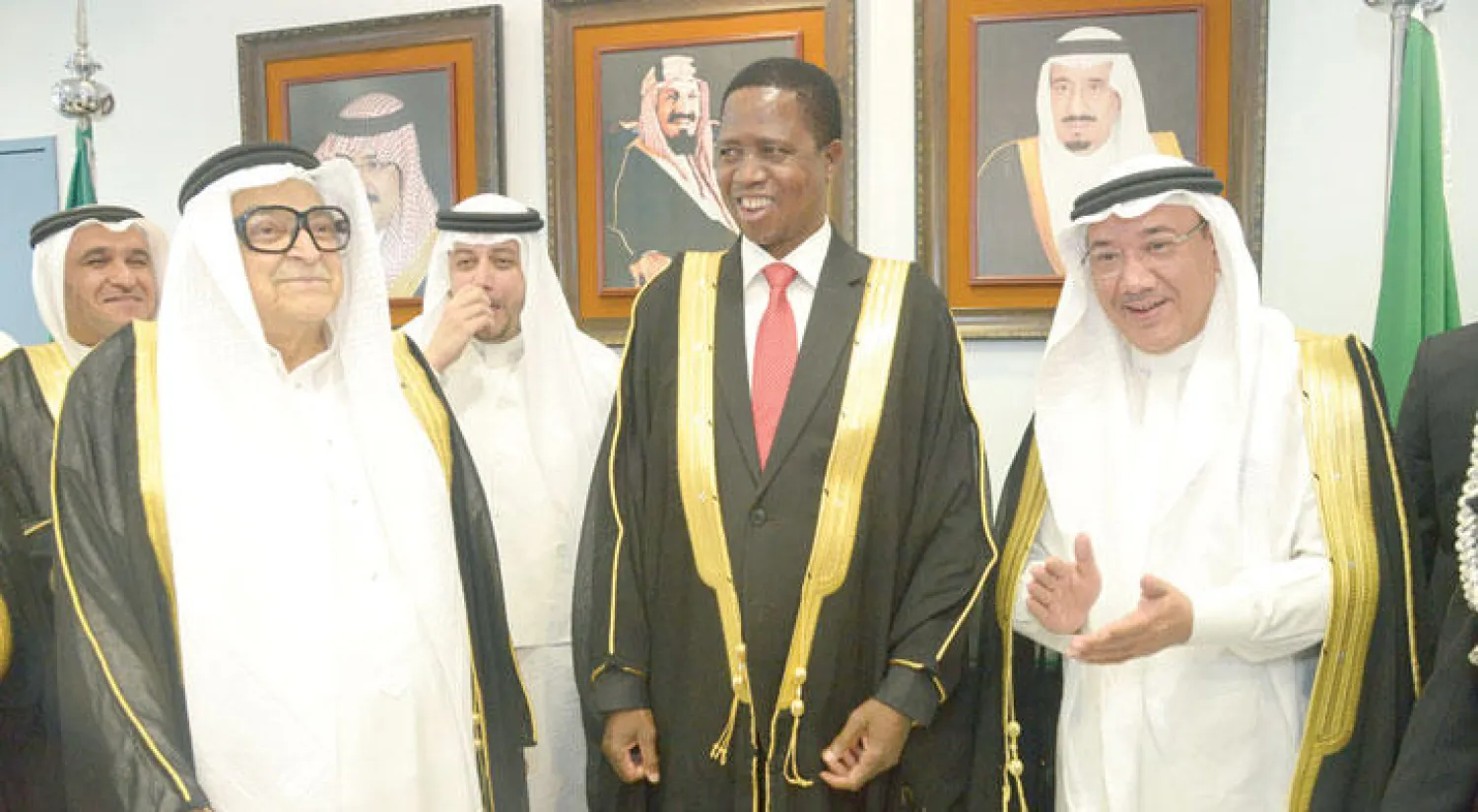 الرئيس الزامبي إدجار شاجوا لونجو خلال لقائه المستثمرين السعوديين في الغرفة التجارية بجدة («الشرق الأوسط»)