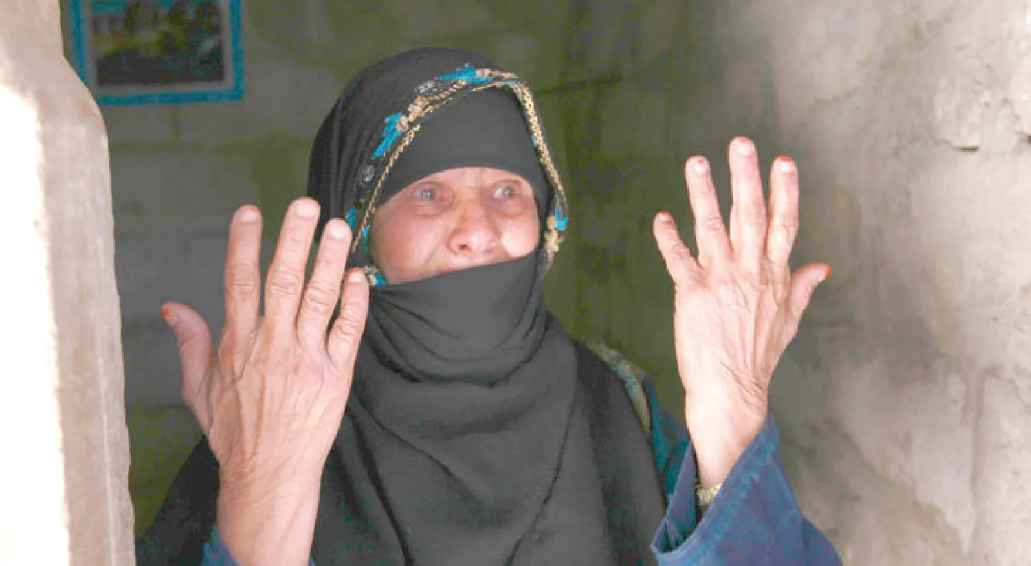 عجوز يمنية في صنعاء تتضرع إلى الله بسسب اشتداد قسوة ظروف المعيشة مع اقتراب شهر رمضان (ا.ف.ب)
