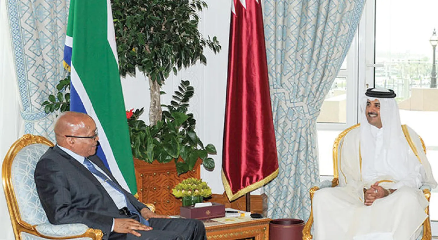 أمير قطر لدى استقباله رئيس جنوب أفريقيا في الدوحة أمس (قنا)