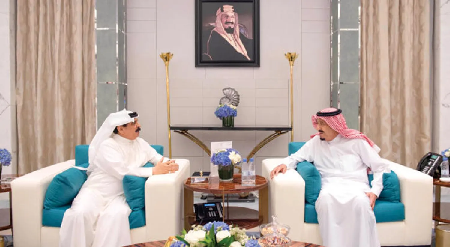 الملك سلمان بن عبد العزيز لدى استقباله الملك حمد في جدة أمس (واس)