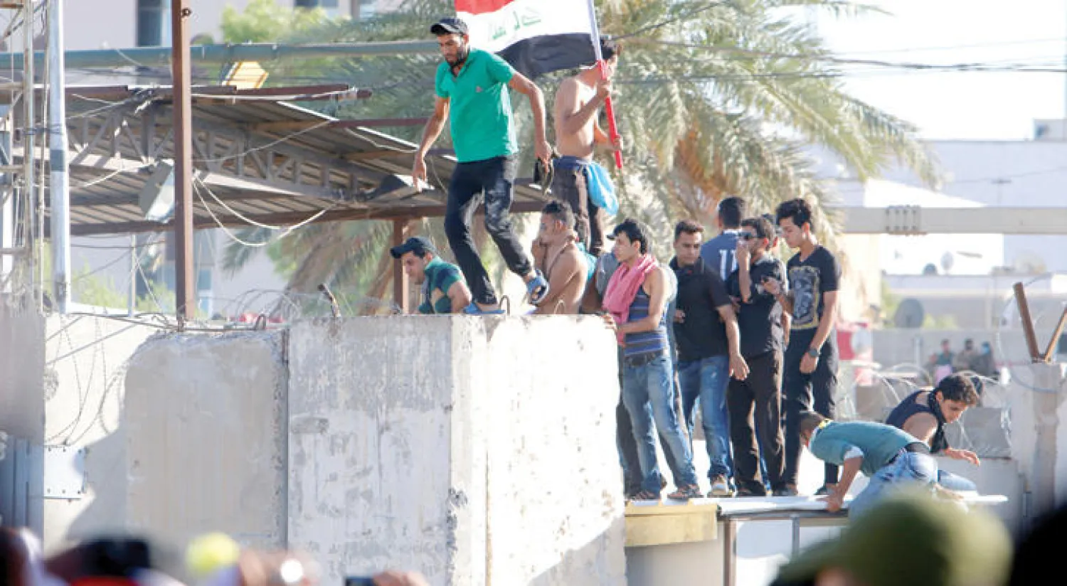 مخترقو المنطقة الخضراء من أنصار الصدر أمس (رويترز)