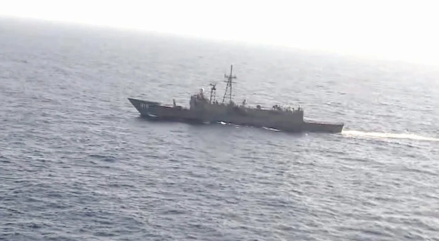 جانب من عمليات البحث عن الطائرة في شواطئ المتوسط بالقرب من مدينة الاسكندرية أمس (إ.ب.أ)