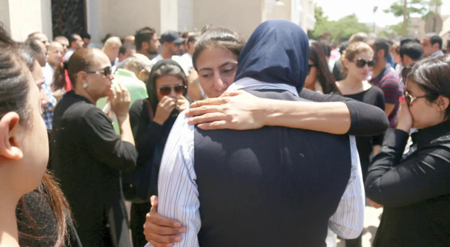 أهالي وأصدقاء ضحايا الطائرة المصرية المنكوبة يواسون بعضهم بعضاً بعد الصلاة في جامع أبو بكر الصديق في القاهرة أمس (أ.ف.ب)