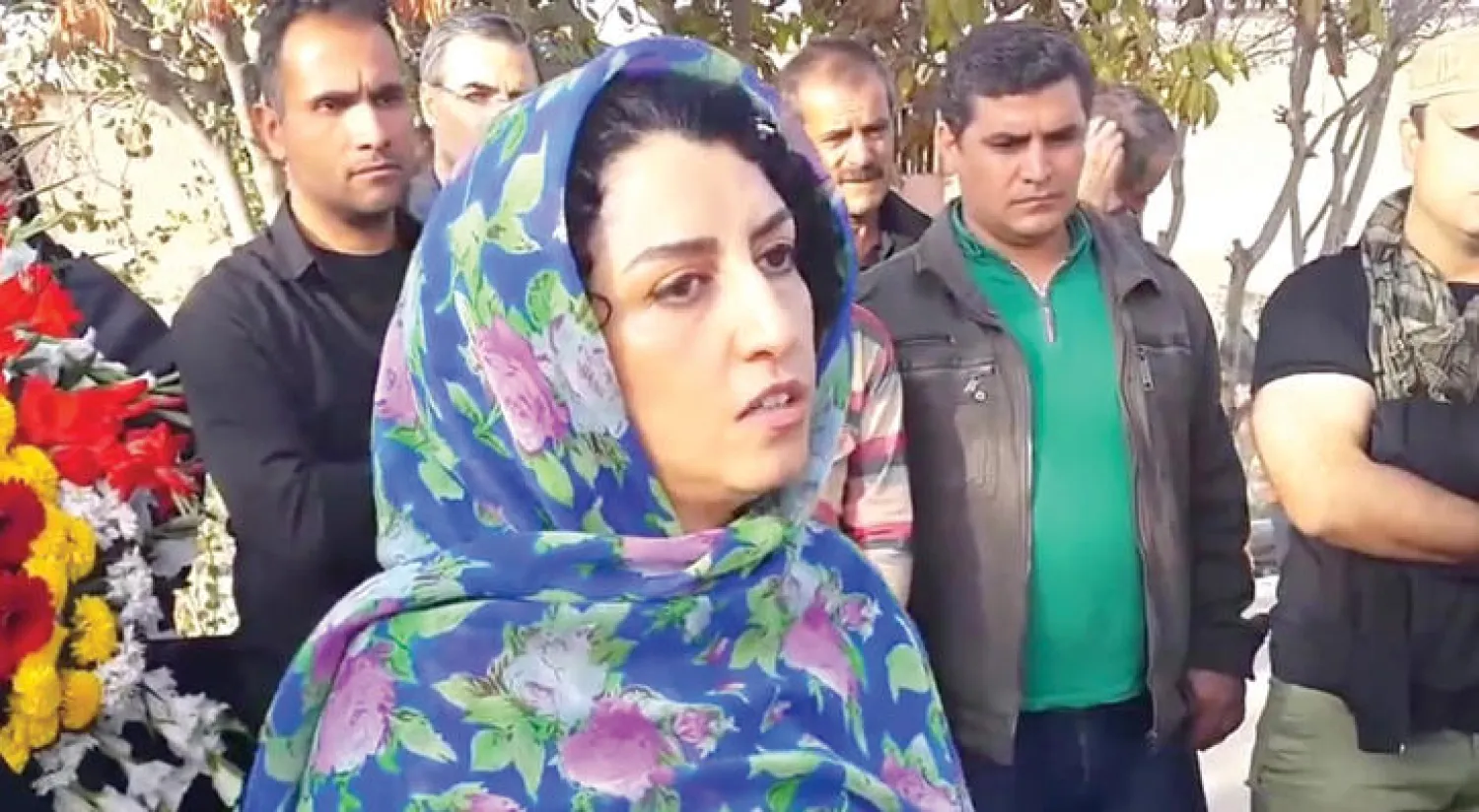 نرجس محمدي أثناء إلقاء كلمة في تأبين المدون ستار بهشتي الذي قتل تحت التعذيب في نوفمبر2012 (يوتيوب)