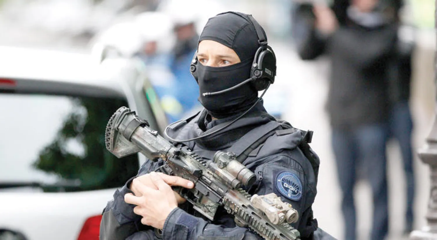 الشرطة الفرنسية تؤمن شوارع باريس خلال نقل صلاح عبد السلام أحد منفذي هجمات باريس الإرهابية إلى محكمة للاستماع لأقواله أول من أمس (أ.ف.ب)