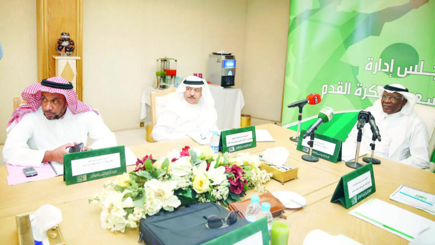 من آخر اجتماعات الاتحاد السعودي لكرة القدم («الشرق الأوسط»)