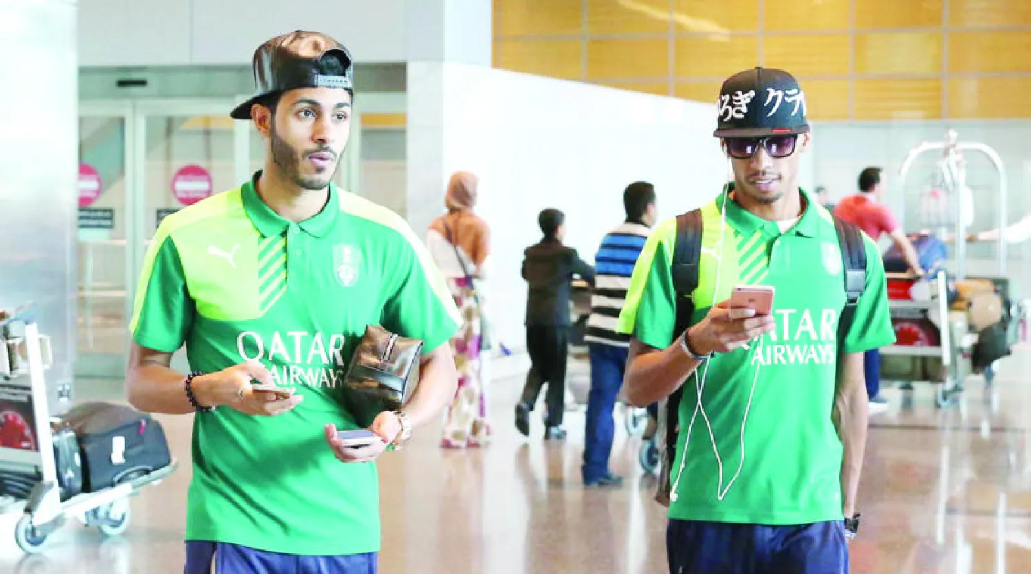 لاعبو الأهلي في مطار الدوحة أمس (المركز الإعلامي)