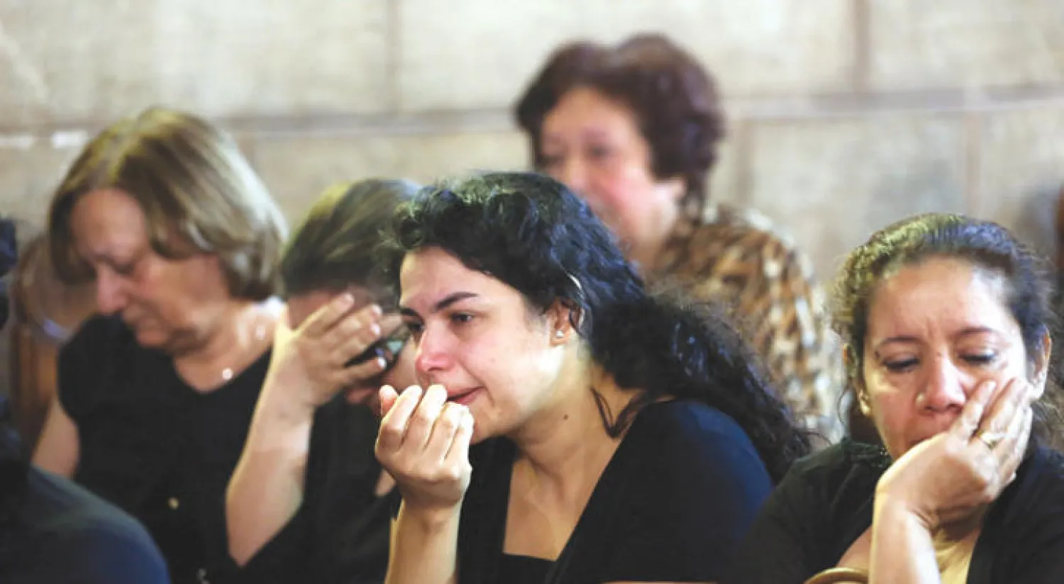 أقارب لضحايا الطائرة المنكوبة يبكونهم ويستذكرونهم في إحدى كنائس القاهرة أمس (إ. ب. أ)