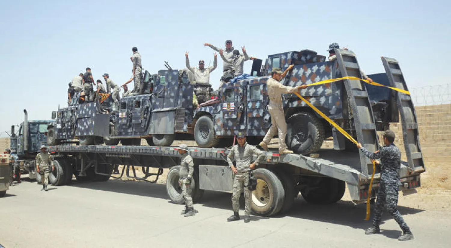 قوات أمن عراقية مع معداتها في إطار الاستعداد لمعركة الفلوجة وتحريرها من تنظيم «داعش» (أ.ف.ب)