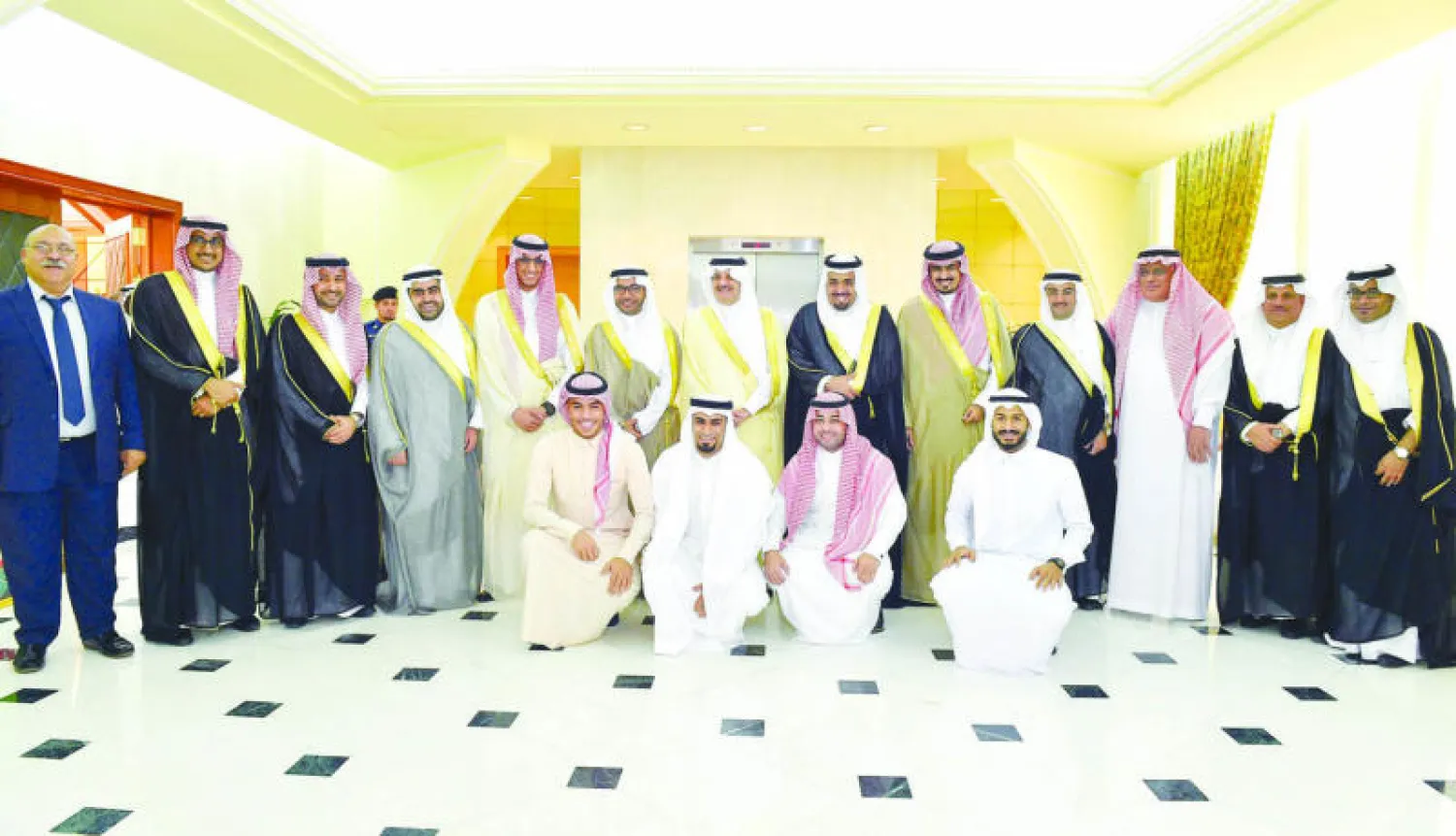 أمير الشرقية في لقطة جماعية مع أعضاء إدارة الاتفاق («الشرق الأوسط»)