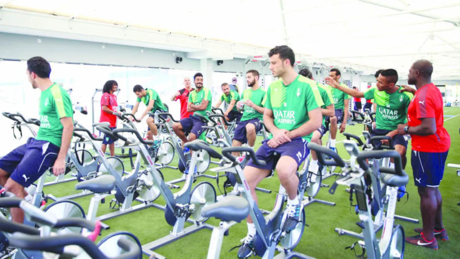 لاعبو الأهلي خلال تدريبات اللياقة في معسكر الدوحة (المركز الإعلامي)