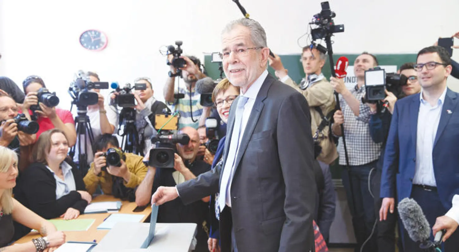 المرشح عن حزب البيئة للانتخابات الرئاسية في النمسا ألكسندر فان دير بيلين يدلي بصوته في فيينا أمس (إ.ب.أ)