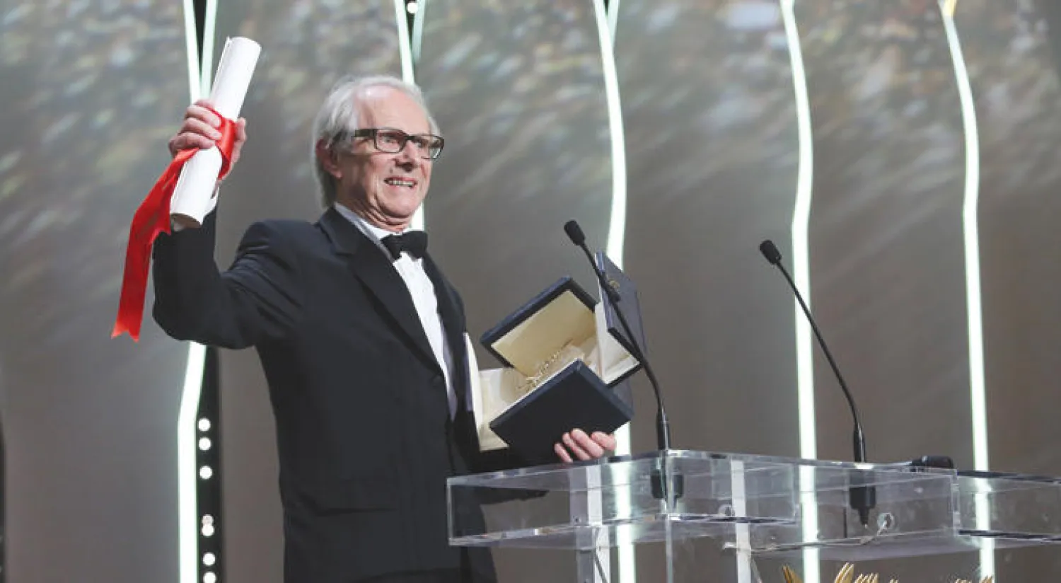 لجنة التحكيم خلال حفل ختام وتوزيع جوائز مهرجان كان السينمائي بدورته الـ 69 (أ.ف.ب)