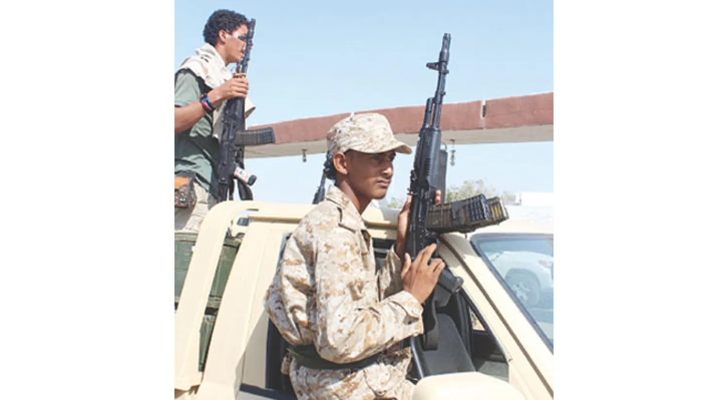 قوات أمنية تتقدم نحو مدخل محافظة أبين خلال عملية لطرد مقاتلي «القاعدة» من الجنوب (غيتي)