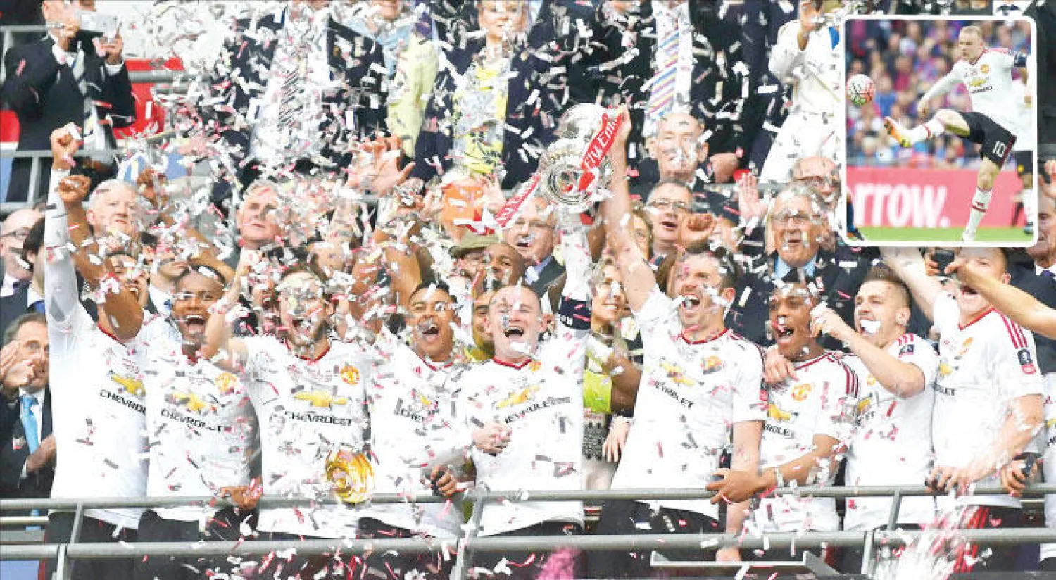 جانب من تتويج مانشستر يونايتد باللقب أمس (رويترز) - روني قاد فريقه للفوز بنهائي كأس إنجلترا (إ.ب.أ)