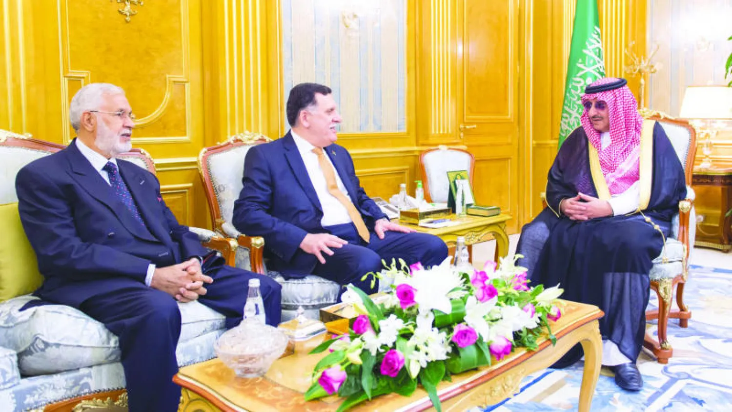 ولي العهد السعودي لدى استقباله رئيس حكومة الوفاق الليبي والوفد المرافق له في جدة أمس (واس)