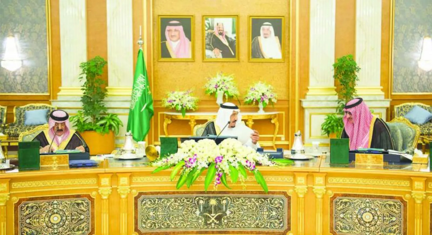 خادم الحرمين الشريفين في حديث جانبي مع ولي العهد الأمير محمد بن نايف لدى ترؤسه جلسة مجلس الوزراء التي عقدت ظهر أمس في قصر السلام  بجدة (واس)