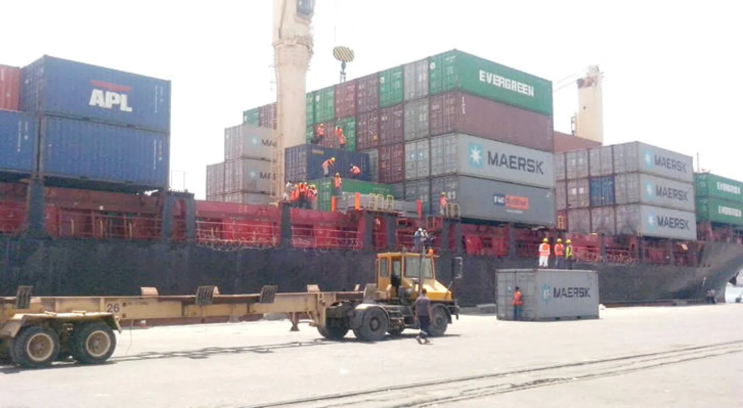 سفينة في مرسى محطة الحاويات في المعلا وتحمل  712 حاوية من البضائع المحتواة على مواد غذائية واستهلاكية متنوعة للسوق المحلي («خاص بالشرق الأوسط»)