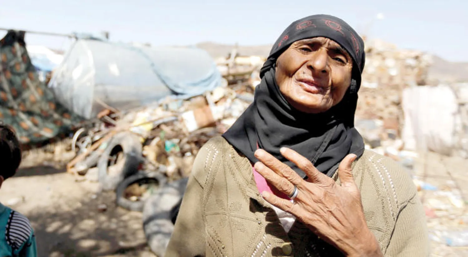 امرأة نازحة خارج خيمتها في مخيم للاجئين قريبا من صنعاء (رويترز)