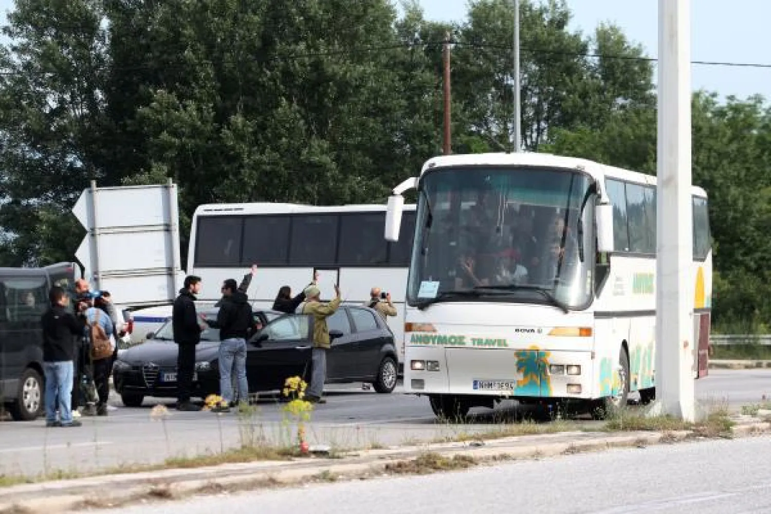اليونان تبدأ إخلاء مخيم «إيدوميني» للاجئين على الحدود مع مقدونيا