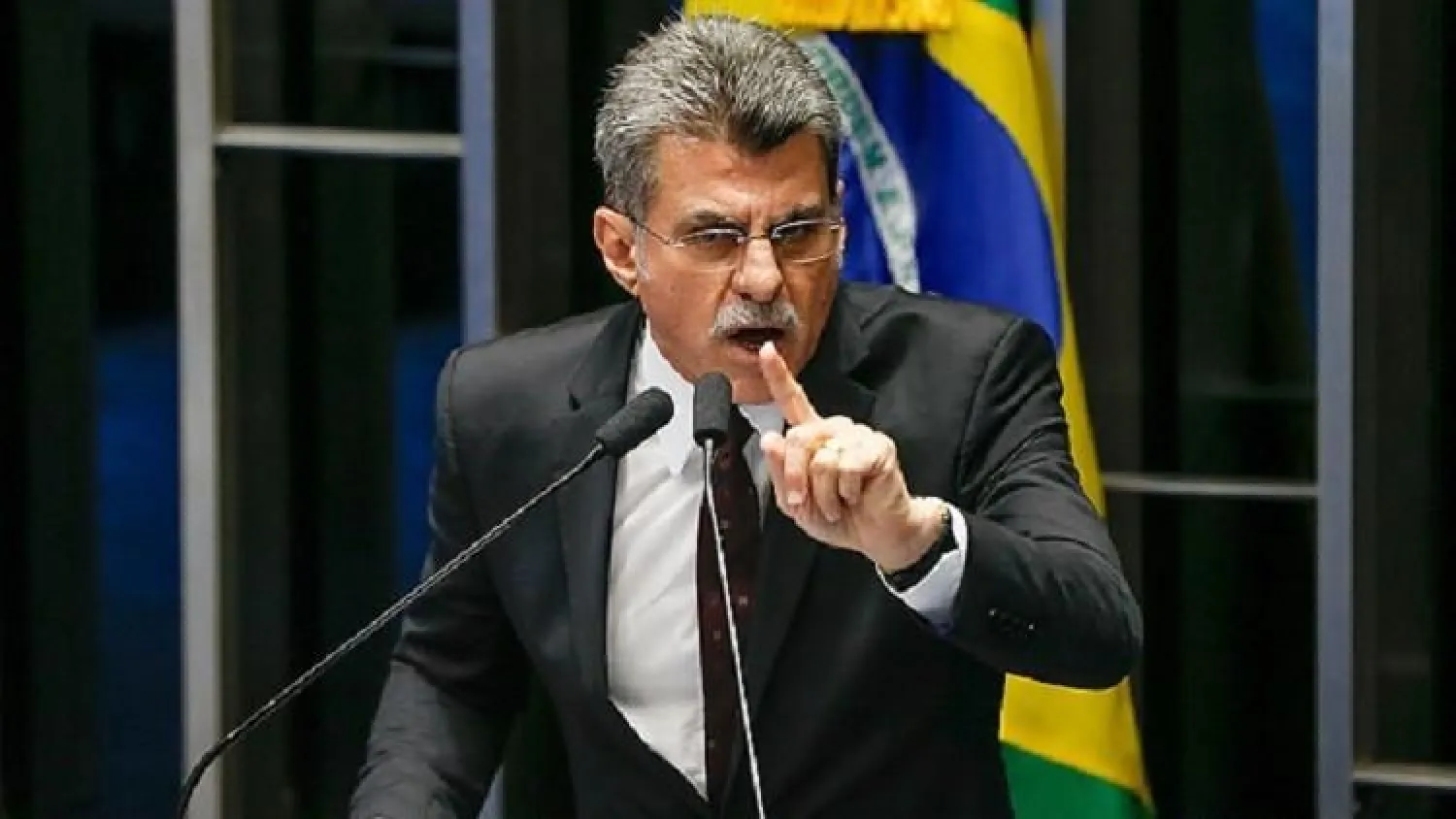وزير برازيلي متهم بالفساد يعلن تغيبه عن الحكومة
