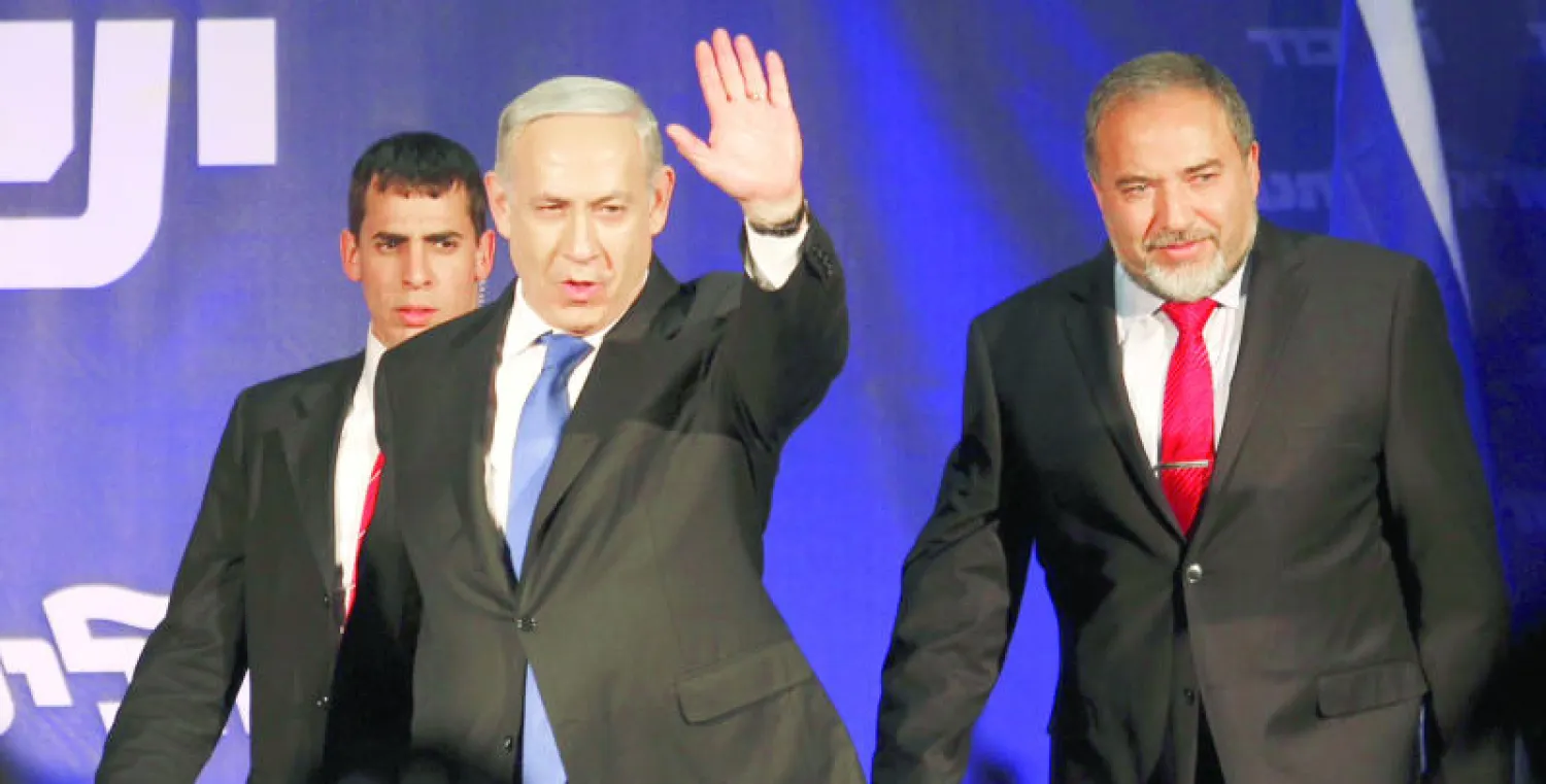 بنيامين نتنياهو ووزير الخارجية السابق أفيغدور ليبرمان يحييان أنصارهما في تل أبيب (من أرشيف أ.ب)
